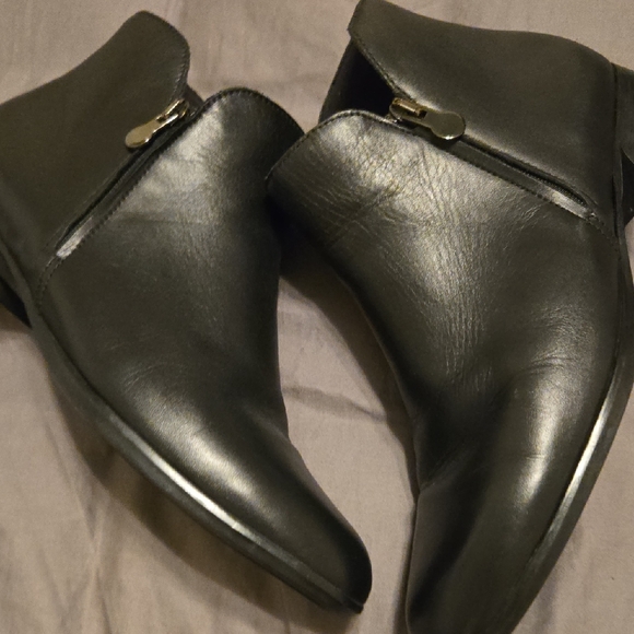 Munro Black Ankle Boots - Picture 4 of 8